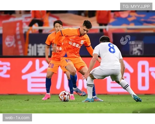 实时：山东泰山对阵沧州雄狮，费莱尼头球首开纪录